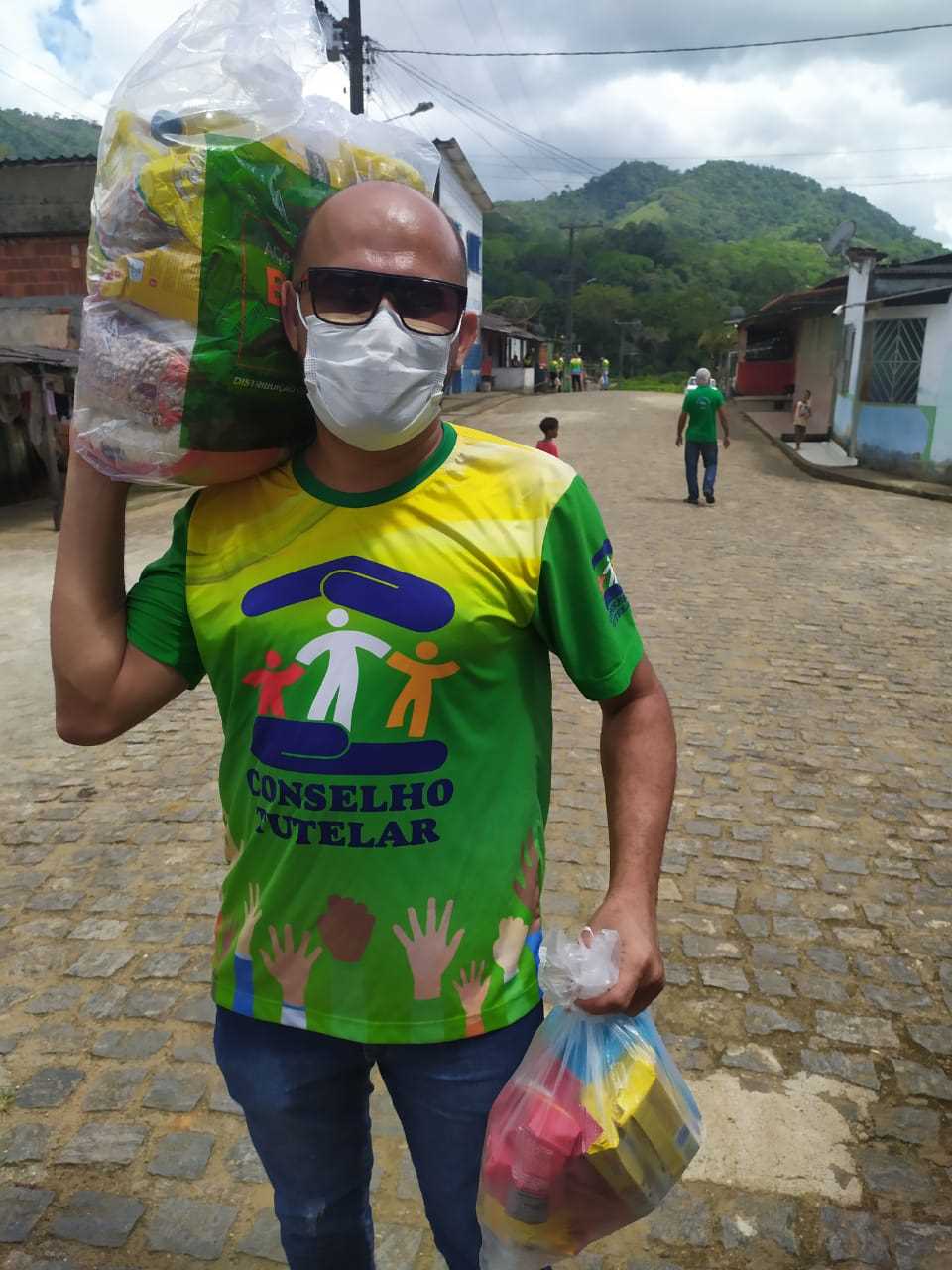 Camacã: Secretaria de Assistência Social faz visitas e entregas de produtos em povoado e zona rural